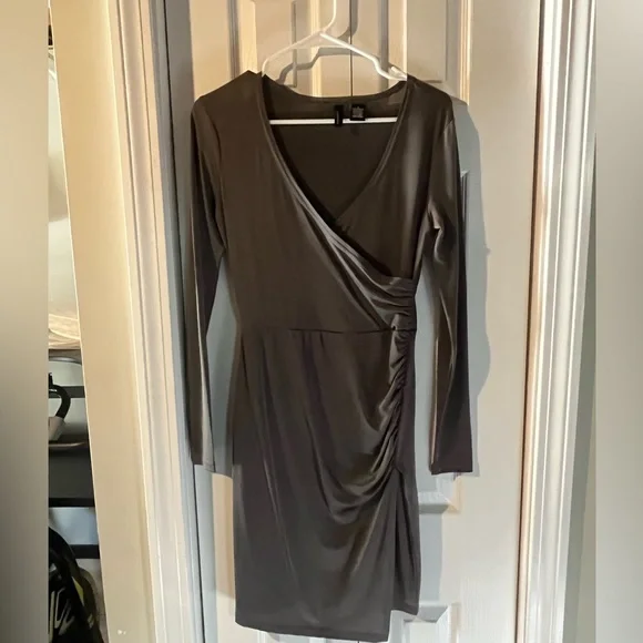 Next question brand dress v neck size Small gray - Picture 2 of 8